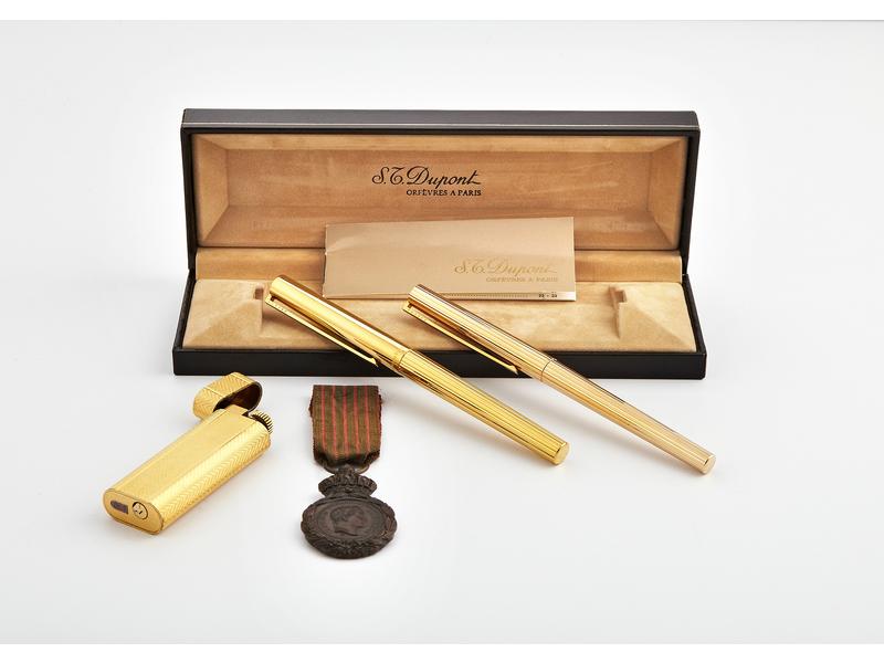 DUPONT - Parrure de stylos, le plume en or...