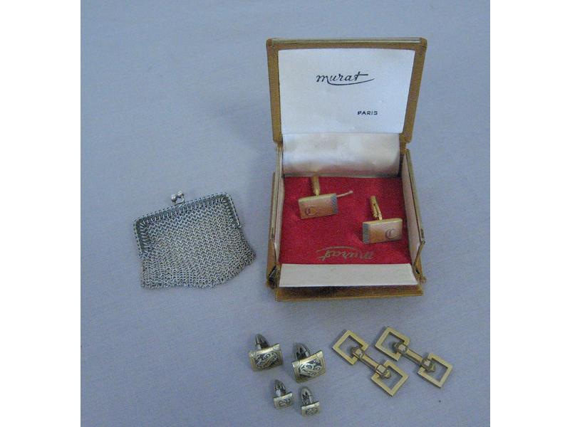 DEUX PAIRES DE BOUTONS DE MANCHETTES en métal...