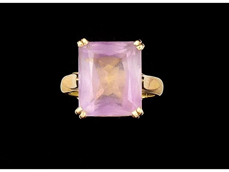 BAGUE en or jaune sertie d'une pierre violette...