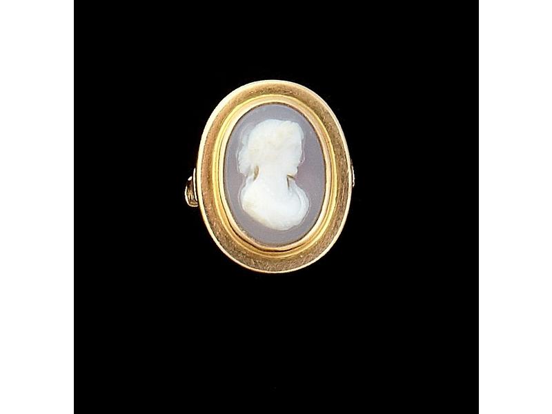 BAGUE en or jaune sertie d'un camée à profil...