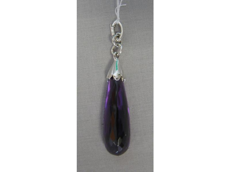 PENDENTIF en or blanc serti d'une pierre...