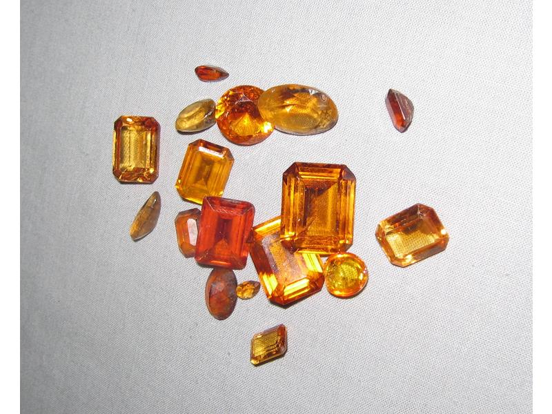 LOT de pierres jaunes dont citrines, verres,...