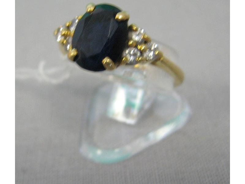BAGUE en or jaune sertie d'un saphir ovale...