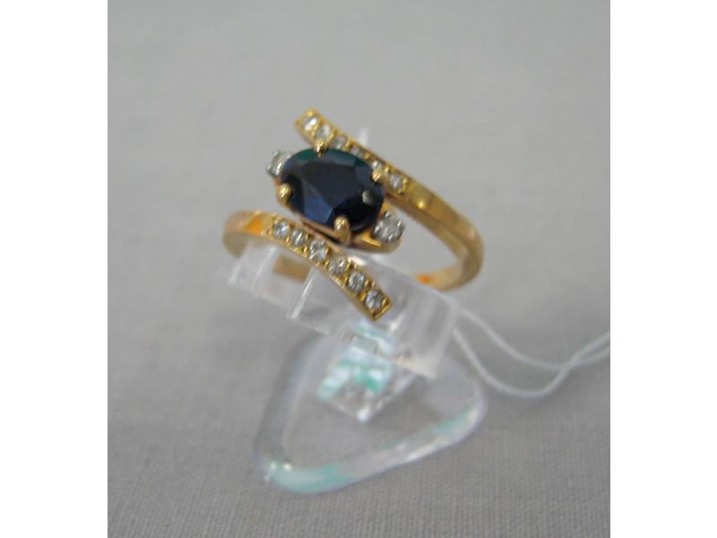 BAGUE en or jaune sertie d'un saphir ovale...