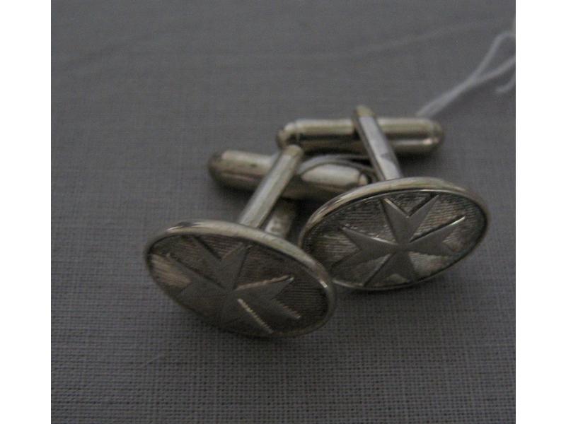 BOUTONS DE MANCHETTES en argent à décor de...