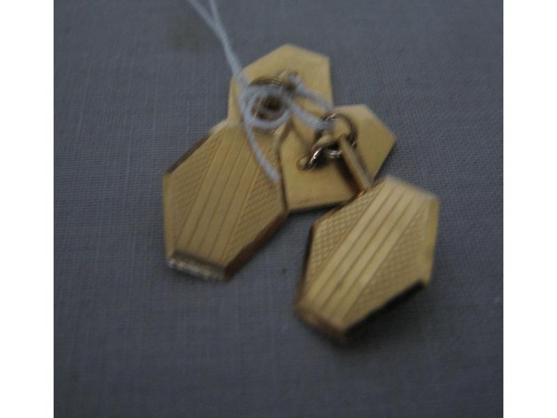 BOUTONS DE MANCHETTES hexagonaux en or guilloché....