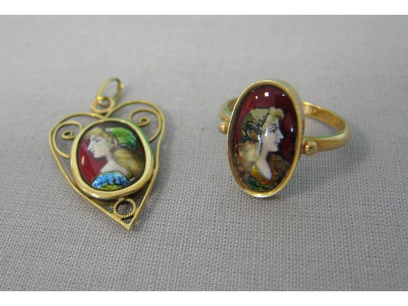 PENDENTIF ET BAGUE en or jaune à motif émaillé...