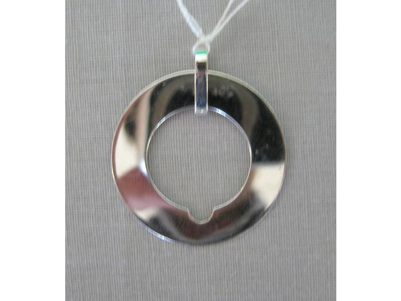 DINH VAN, Pendentif rond en or blanc. Poids...