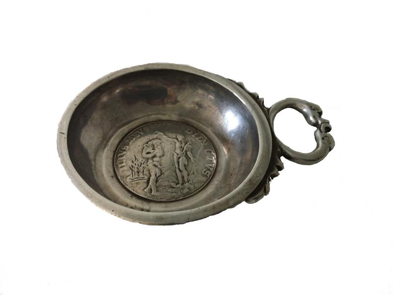 TASSE A VIN en argent uni, posant sur un...