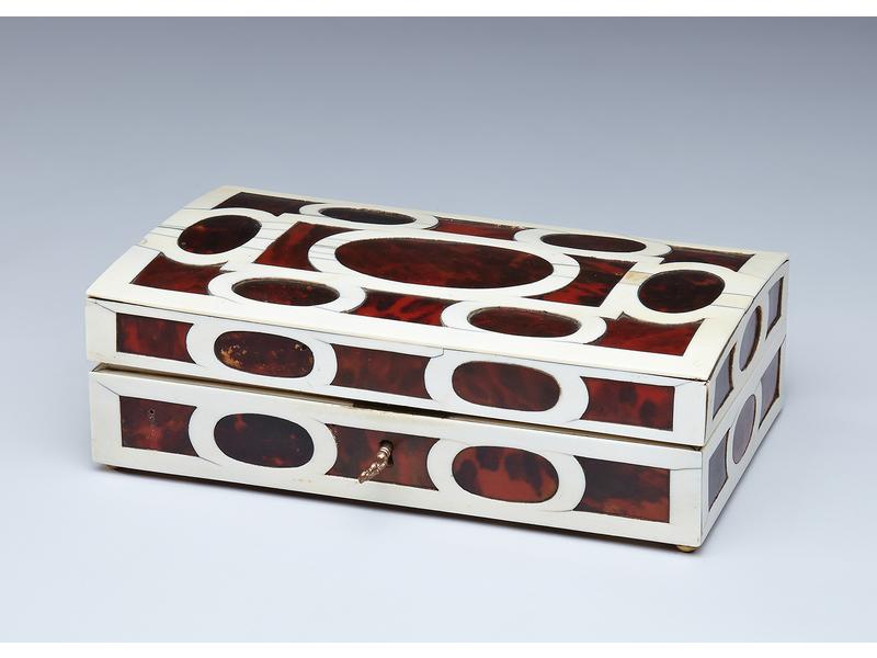 COFFRET DE VOYAGE FORMANT ENCRIER, de forme...