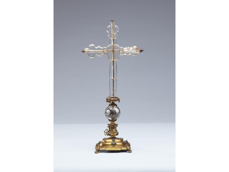 CRUCIFIX en cristal de roche taillé en fleurs...