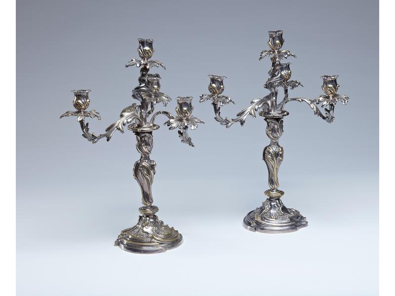 PAIRE DE CANDELABRES à quatre lumières, en...