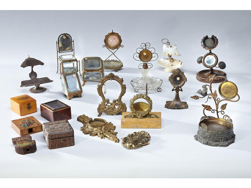 QUATRE PORTE-MONTRES formant coffrets à bijoux...