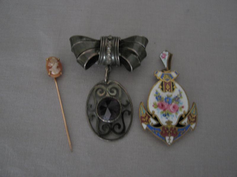 LOT : Broche noeud en argent, pendentif émaillé,...