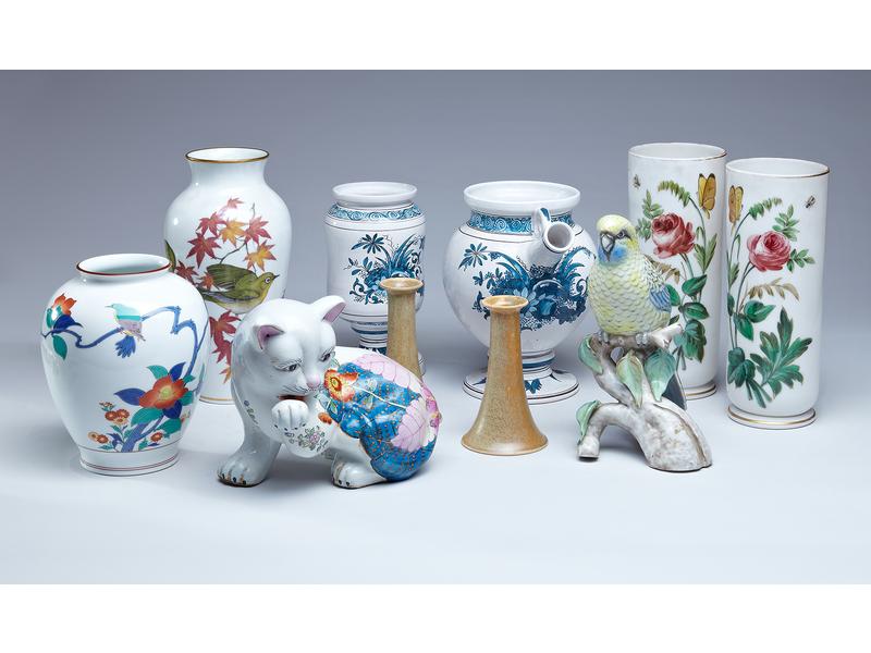 PAIRE DE VASES ROULEAUX  en opaline à décor...
