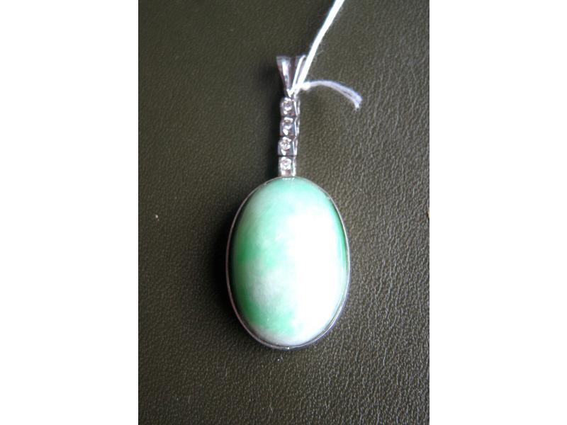 PENDENTIF en or blanc serti d'un jade en...