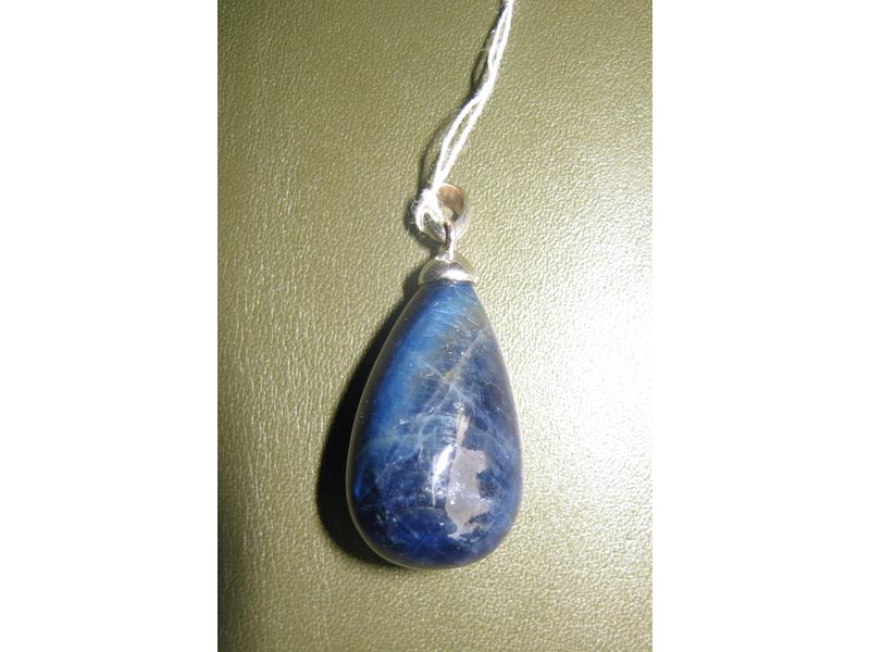 PENDENTIF en goute monture en or blanc avec...