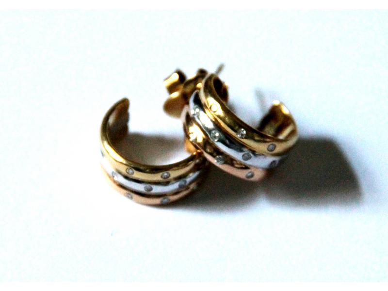 BOUCLES D'OREILLES trois ors soulignées de...