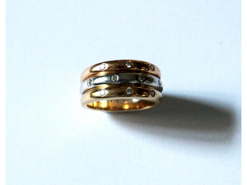 BAGUE trois ors soulignée de diamants, TDD...