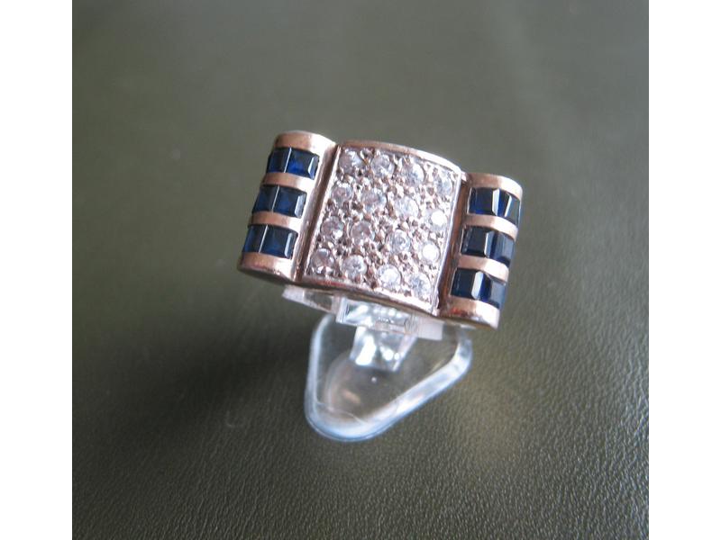 BAGUE en plaqué or, sertie dans un carré...