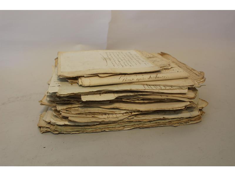 ENSEMBLE DE DOCUMENTS ENTRE 1550 et 1800,...