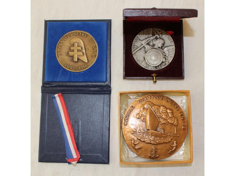 TROIS MEDAILLES