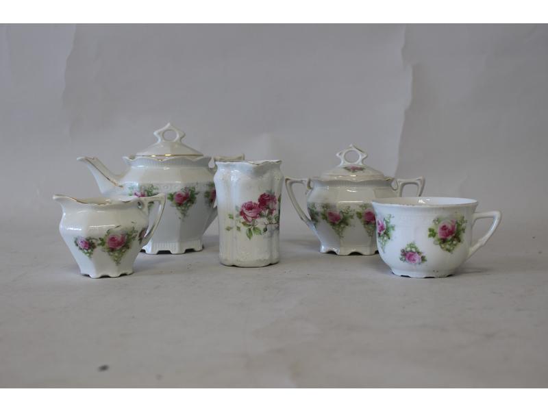 PARTIE DE SERVICE A THE en porcelaine blanche...