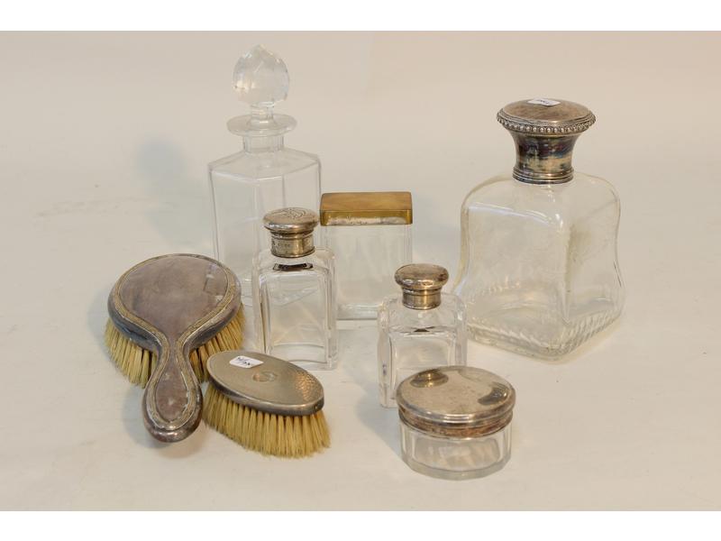 LOT DE 8 PIECES DE NECESSAIRE DE TOILETTE...