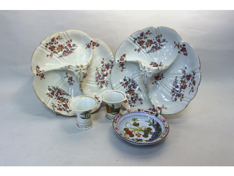 PAIRE DE PLATS à compartiments en porcelaine...