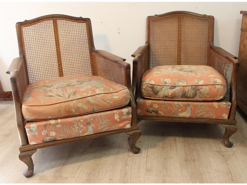 PAIRE DE BERGERE en noyer, entièrement cannées,...