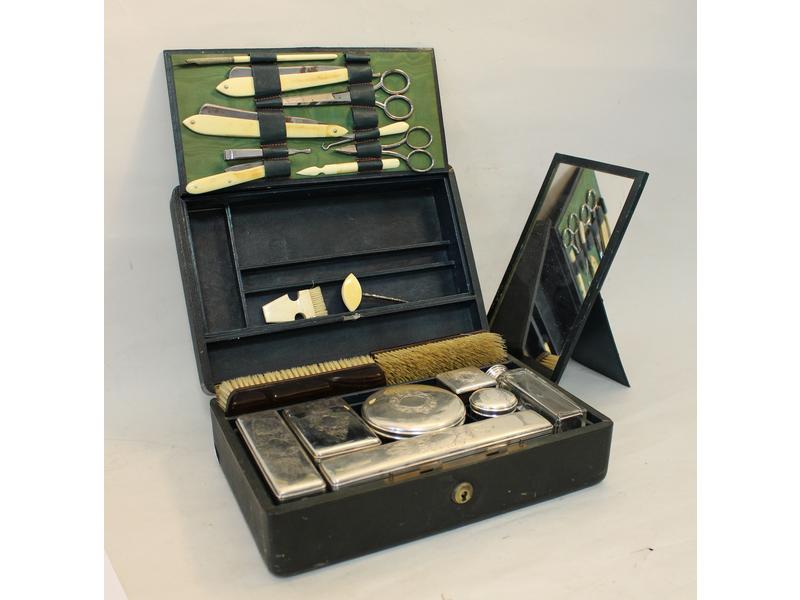 NECESSAIRE DE VOYAGE en percaline verte,...