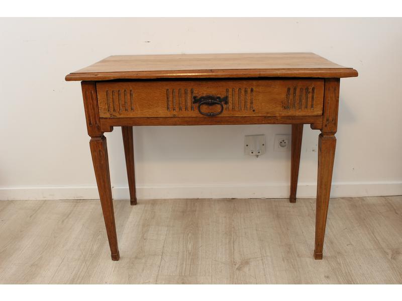 BUREAU PLAT en chêne ouvrant en façade par...