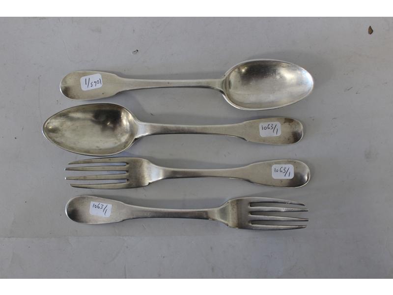 DEUX COUVERTS en argent, modèle uni plat,...