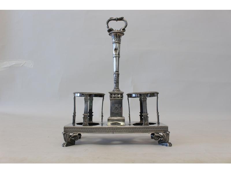 HUILIER-VINAIGRIER en argent, base rectangulaire...