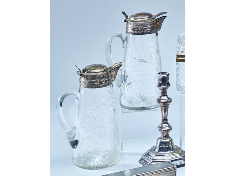 PAIRE DE CARAFES en cristal taillé à motif...