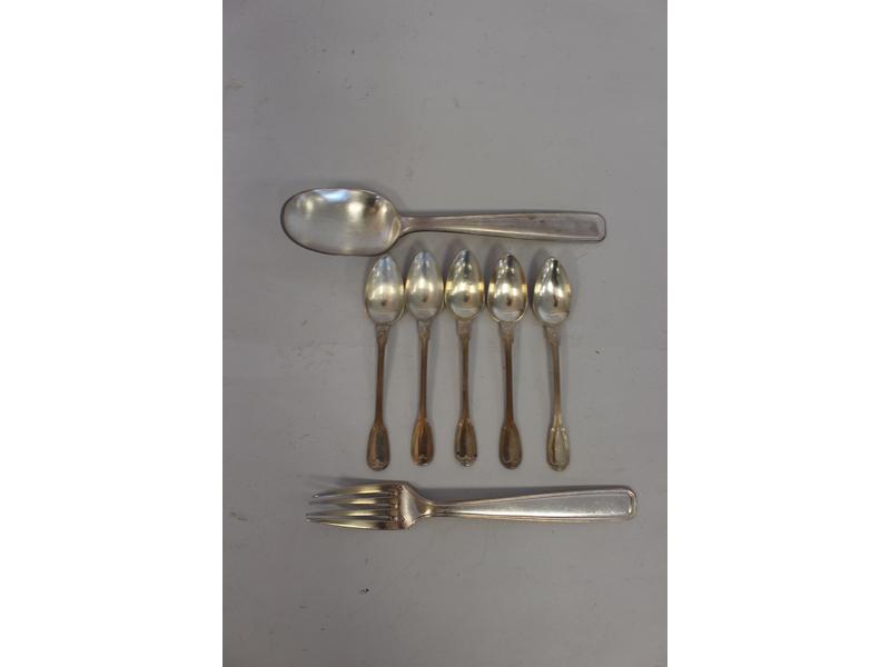 CINQ PETITES CUILLERES en argent, modèle...