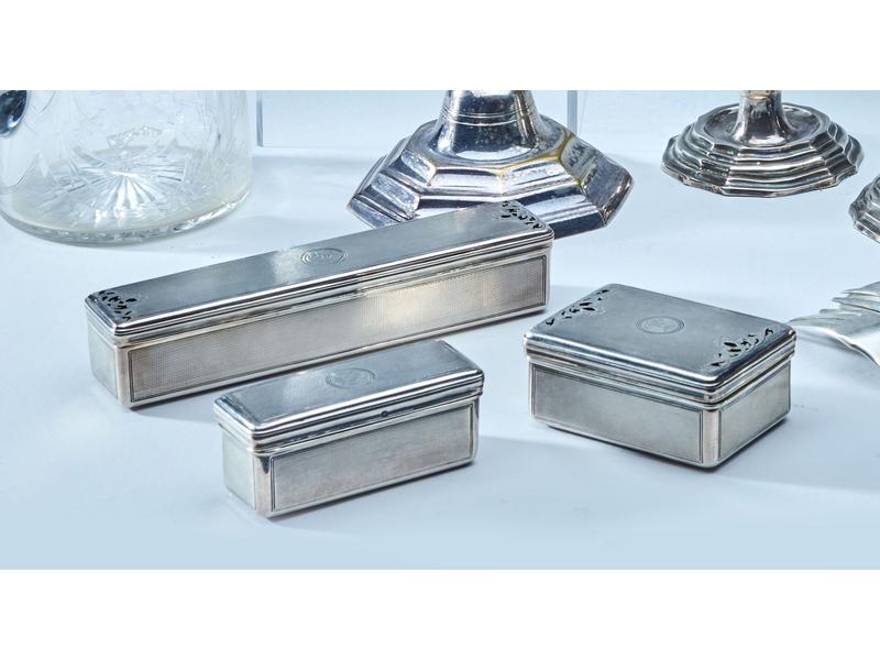 NECESSAIRE DE TOILETTE en argent guilloché...