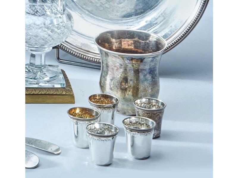 SIX PETITS VERRES A LIQUEUR en argent et...
