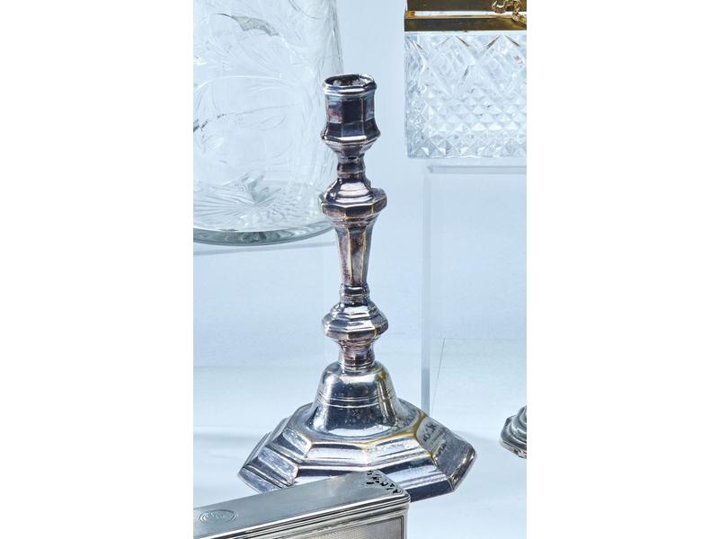 FLAMBEAU en bronze argenté à fût balustre...