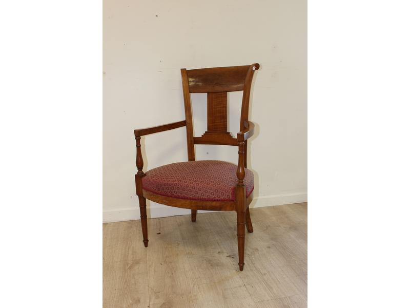 FAUTEUIL en bois fruitier à dossier bandeau,...