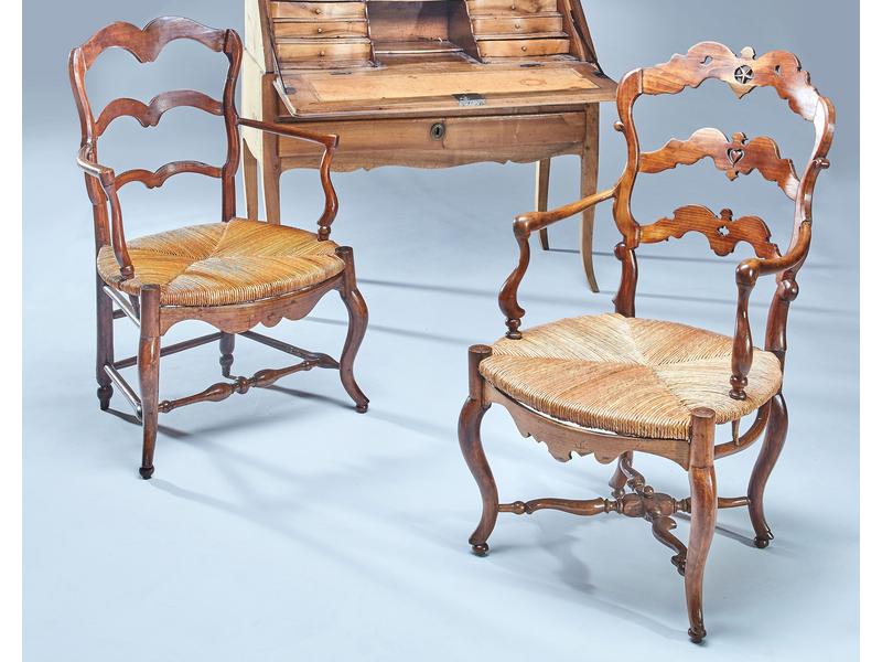 DEUX FAUTEUILS paillés en hêtre ciré, à dossier...