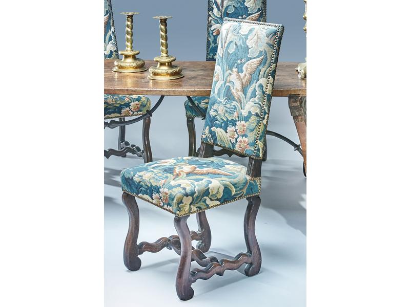 SUITE DE QUATRE CHAISES à piètement en os...