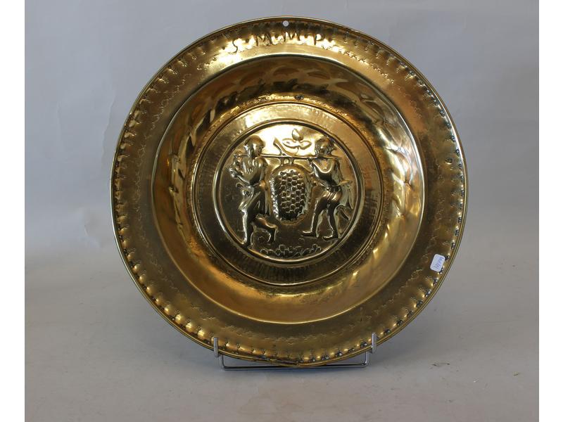 PLAT DE QUÊTE en laiton repoussé représentant...