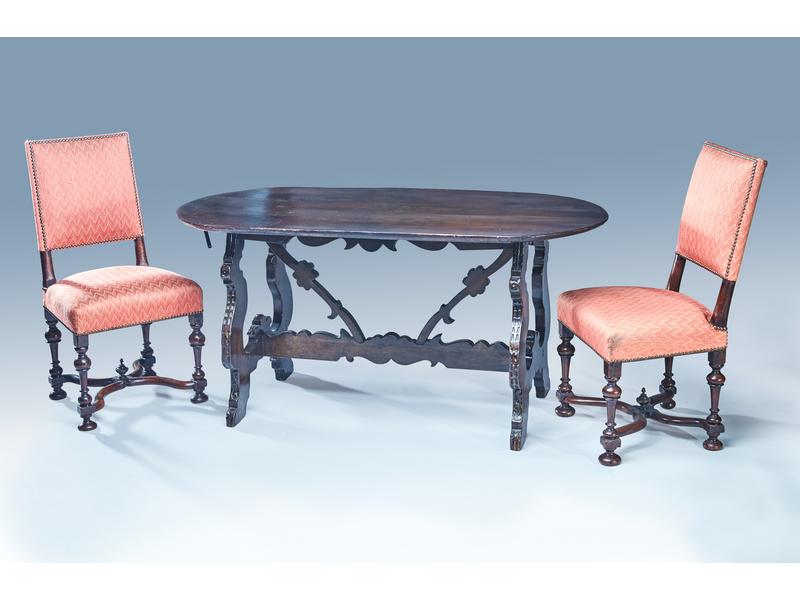 PAIRE DE CHAISES en noyer, pieds tournés...
