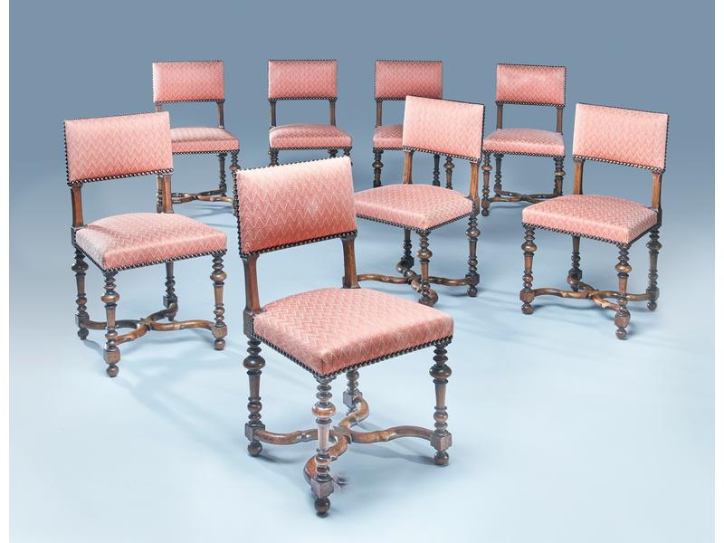 SUITE DE HUIT CHAISES en chêne ciré à dossier...