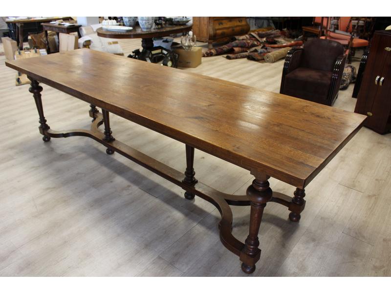 GRANDE TABLE DE BANQUET en chêne, les pieds...