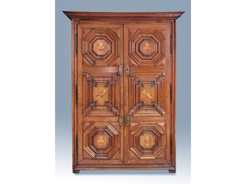 ARMOIRE en chêne clair, à deux portes panneautées...