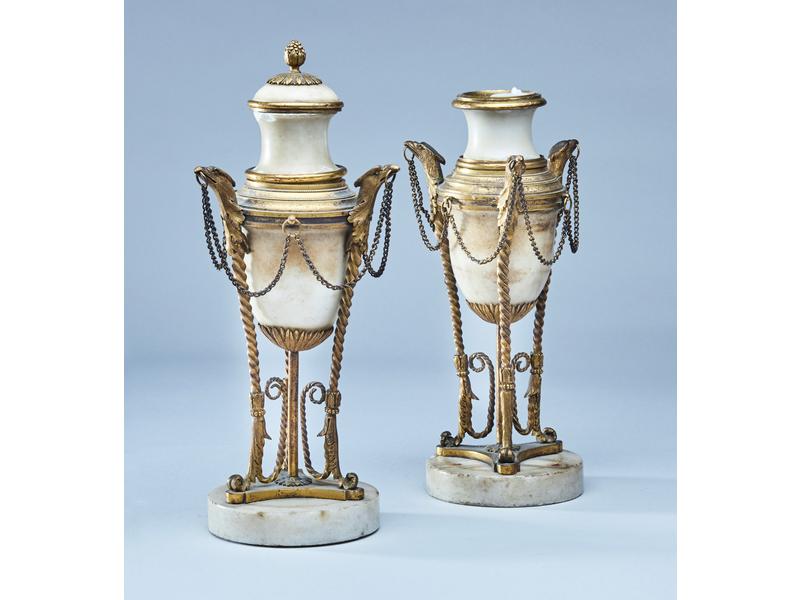 PAIRE DE CASSOLETTES pouvant former flambeaux,...