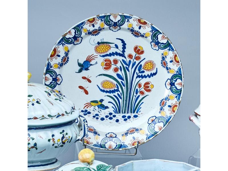 PLAT rond en faïence à décor émaillé aux...