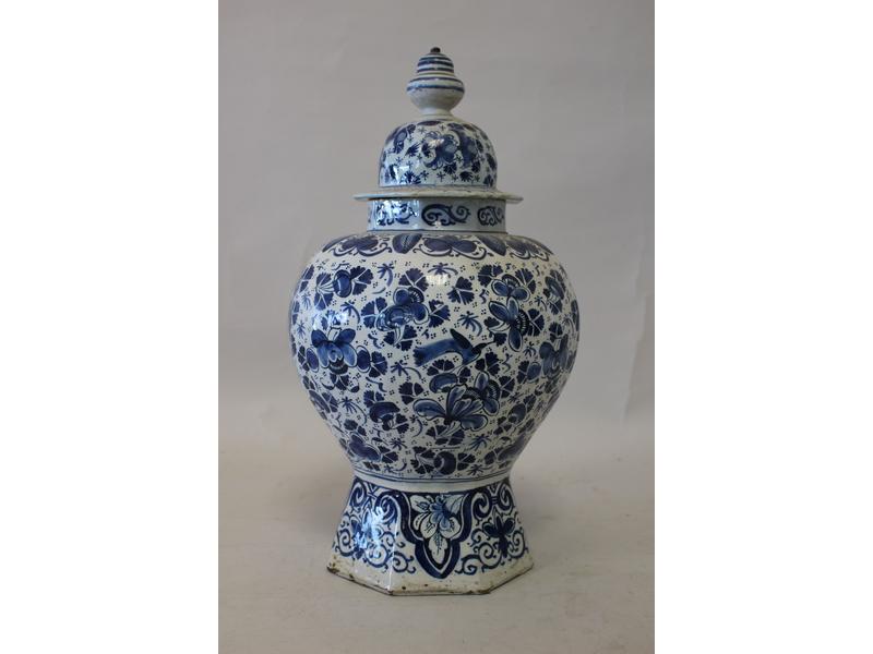 POTICHE en faïence à décor émaillé blanc-bleu...
